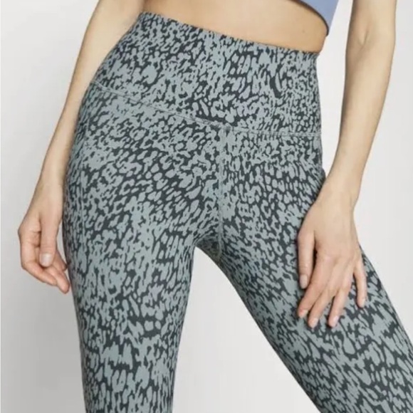 Athleta Salutation Stash II Pocket Tight 7/8 Green Black Print - Picture 6 of 10